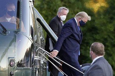 Trump, bajando del helicóptero Marine One a su llegada al Centro Médico Militar Walter Reed en Bethesda, Maryland