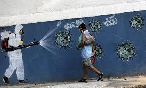 Pintura de un limpiador con equipo de protección rociando virus con la cara del presidente de Brasil Jair Bolsonaro