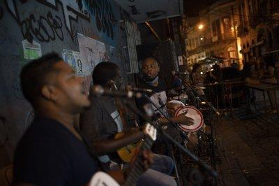 El grupo brasileño Atitude Nossa se presenta en una calle ante el relajamiento de las restricciones