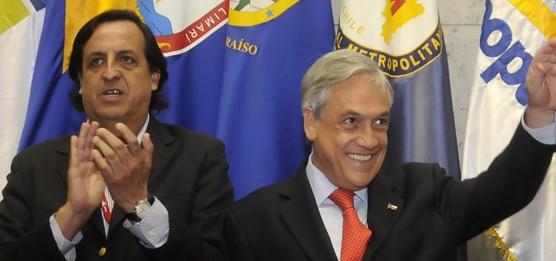 Víctor Pérez, a la derecha de Piñera