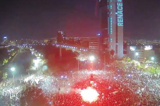 Plaza "Dignidad" colmada de chilenos anoche