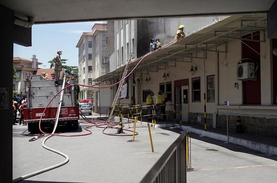 Bomberos evacuando pacientes ayer en Rio