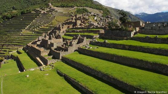 Vista soleada de Machu Picchu