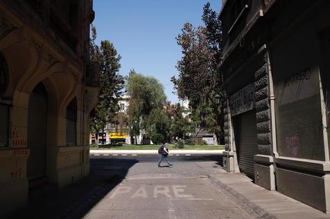 Santiago, desierta en pandemia (foto: EPA)