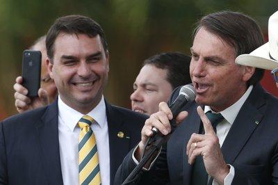 Bolsonaro y su hijo Flavio, ambos corruptos