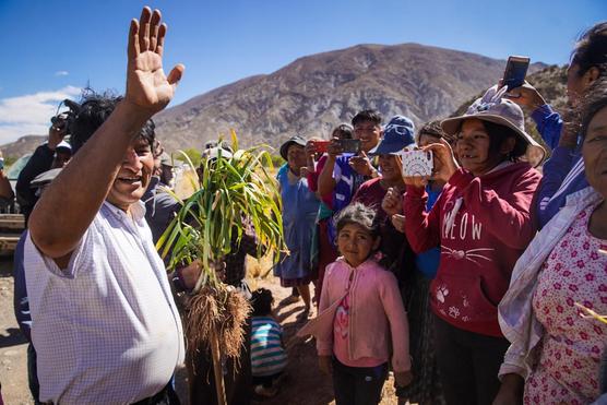 La caravana se detiene en todos los pueblos alejados de la carretera principal