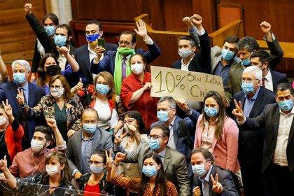 Diputados celebran la aprobación del segundo retiro parcial de fondos de pensiones en la sede del Congreso en Valparaíso