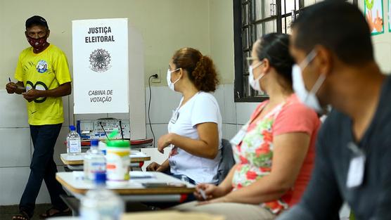 Votar con tapaboca, la foto de la pandemia