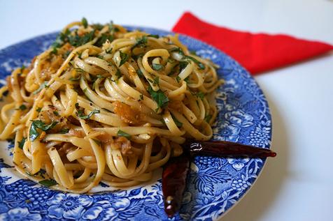 Pasta, tomates, albahaca, aceitunas negras y queso. Típica dieta mediterránea, un deleite gastronómico (foto: Ansa)