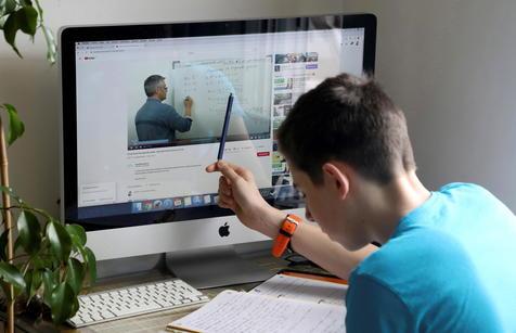 Un estudiante chileno en una clase virtual (foto: ANSA)