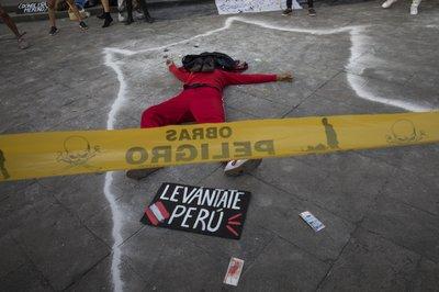 Un artista realiza una exhibición durante una protesta para exigir cambios sociales