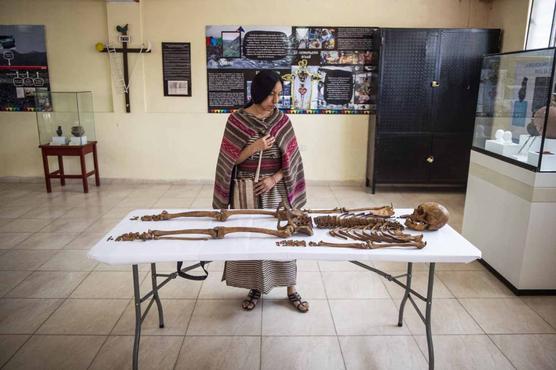 Anely Martínez, vestida según la reconstrucción de ropa encontrada con un antiguo esqueleto humano,