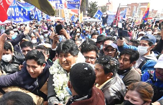 Morales fue acompañado por una multitud en su recorrido 