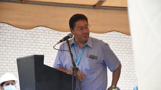 Arce, durante el reinicio de las obras del tren metropolitano en Cochabamba.