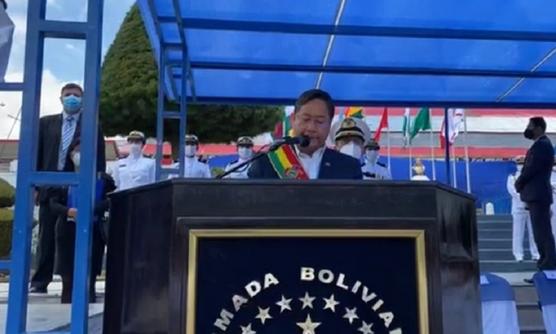 Arce, en el acto de graduación de cadetes de la Armada.