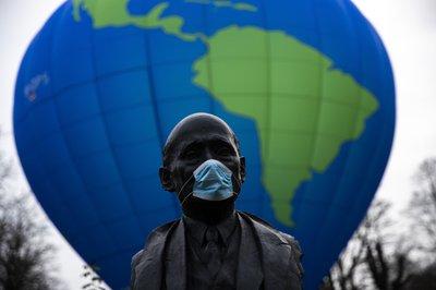 Activistas ayer en Bruselas pidiendo más compromiso climático.