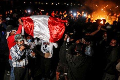 Trabajadores agrícolas celebran tras una decisión del Congreso de Perú sobre promoción económica para el sector