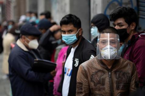 Máscaras y barbijos en las calles de La Paz, Bolivia (foto: ANSA)