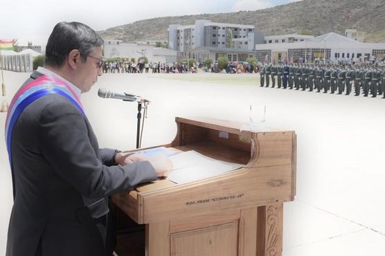 Arce durante el acto ante sargentos