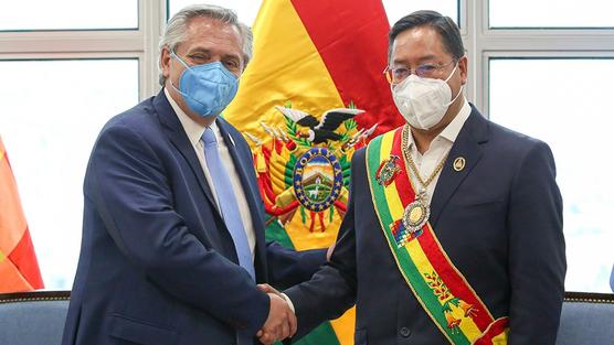 Alberto Fernandez y Luis Arce se dan la mano