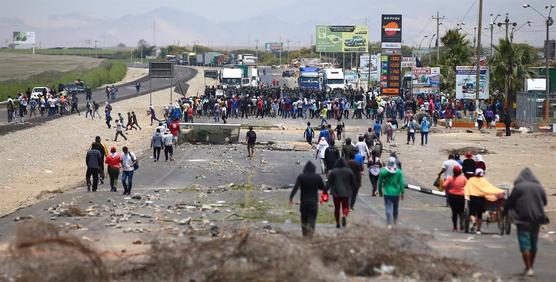 Trabajadores agrícolas bloquean la carretera Panamericana exigiendo mejoras salariales, en Ica, Perú