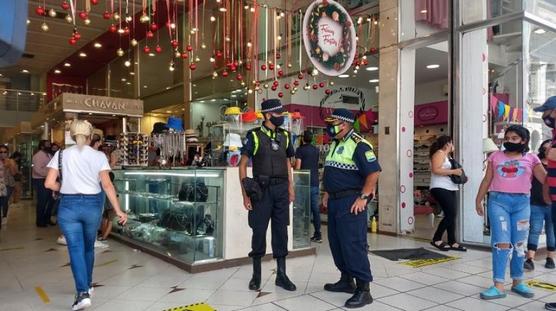 Policías desplegados en el micro y macro centro