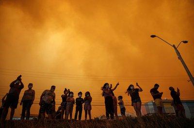 Los residentes observan un bosque en Quilpué, Chile, a última hora de la tarde de ayer viernes