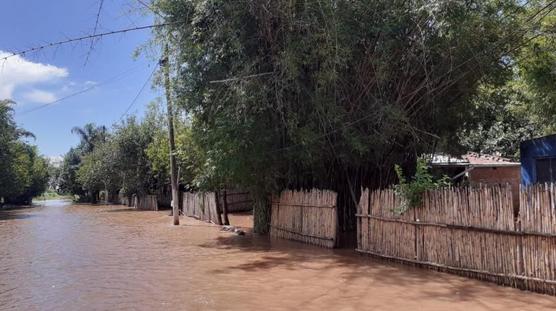 El desborde del río Colorado a la altura de Colonia 8 hizo que 12 familias tengan que ser asistidas.