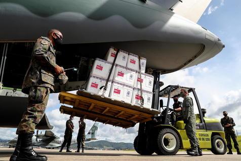 legada de vacunas a Brasil (foto: EPA)