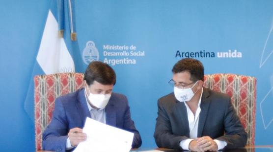 Arroyo y Gabriel Yedlin, durante la firma del convennio