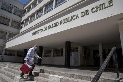 Un trabajador de la salud camina hacia el Instituto de Salud Pública de Chile, en Santiago