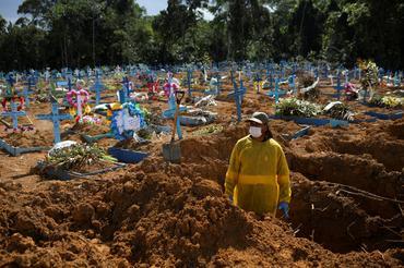 Sepulturero en el Cementerio Parque Taruma de Manaos