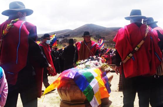 Ponchos rojos en la despedida de Quispe