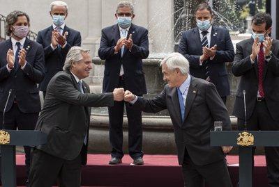 Fernandez y Piñera, ayer en Santiago