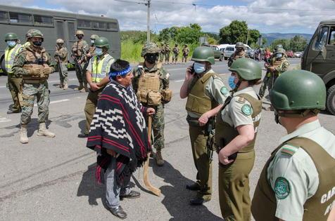 Marcelo Catrillanca, padre de Camilo, dialoga con carabineros y militares en las afueras de la Corte en Santiago de Chile.(Ansa)