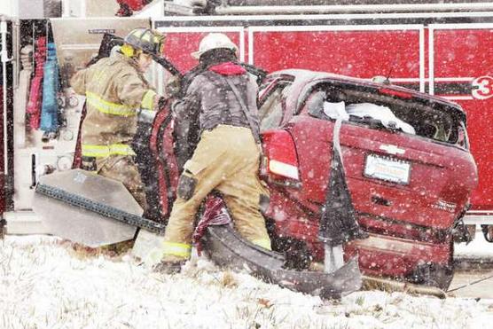 Bomberos tratan de salvar a un auto de la correntada en Santiago