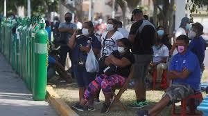 La gente hace cola durante horas para obtener un poco de oxigeno