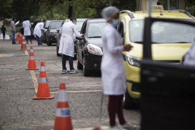 Trabajadores de la salud revisan los documentos de personas mayores que esperan ser vacunadas contra el coronavirus en Rio