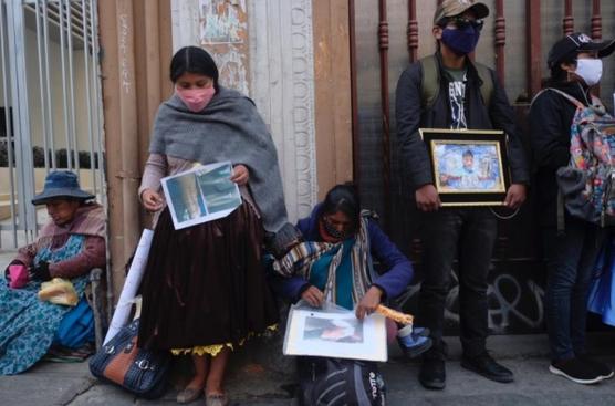 Familiares de las víctimas de Senkata en la puertas de Tribunales