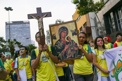 Procesión de fieles evangélicos en Río de Janeiro (foto: ANSA)