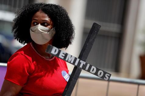 Una joven brasileña en una protesta contra el presidente Jair Bolsonaro en San Pablo (foto: ANSA)