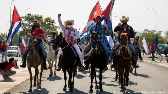 Un grupo de personas monta a caballo durante una manifestación de protesta contra el embargo de Estados Unidos contra Cuba 