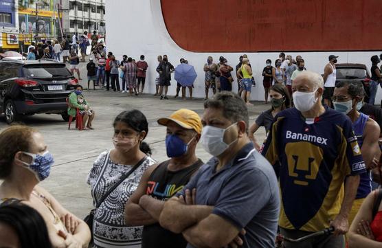 Una multitud en los vacunatorios brasileños