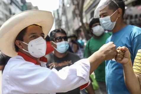 El candidato Pedro Castillo en campaña de cara al balotaje de Perú (foto: ANSA)