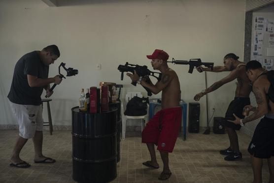 Canciones de grupos juveniles de las favelascon armas 