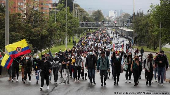 Estudiantes universitarios acompañan las protestas en Colombia
