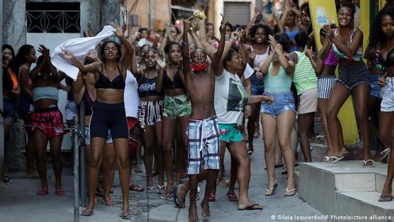 Residentes de la favela Jacarezinho protestan contra la operación policial que dejó decenas de muertos en Rio de Janeiro 