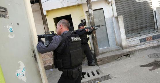 Criminal despliegue policial en una favela