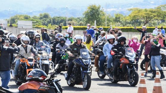 Bolsonaro encabezó la marcha motoquera