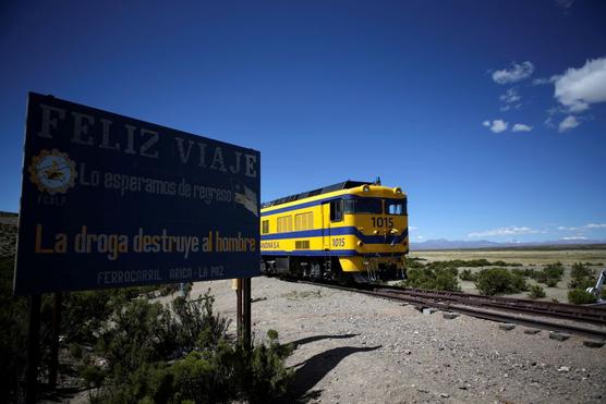 Una locomotora de la Compañía Andina de Ferrocarriles de Bolivia se mueve para cruzar la frontera entre Bolivia y Chile 